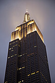 Empire State Building beleuchtet in der Abenddämmerung, New York City, New York, USA