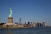 Freiheitsstatue mit New Yorker Stadtsilhouette, New York, USA