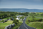 Panoramablick auf die Straße nach Burren, Republik Irland