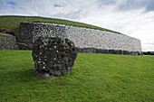 Newgrange, (Si an Bhru), prähistorisches Denkmal, Republik Irland
