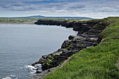Wanderweg zu den Cliffs of Moher mit dem Küstendorf Doolin im Hintergrund, Republik Irland