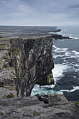 Blick auf Klippen und Küste von Dun Aonghasa aus, Aran-Inseln, Republik Irland