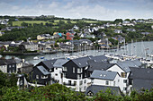 Panoramablick auf das Fischerstädtchen Kinsale, Republik Irland