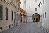 Kopfsteinpflasterstraße mit Durchgang durch ein Gebäude, Stare Miasto, Warschau, Polen