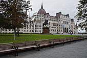 Ungarisches Parlamentsgebäude an einem Regentag, Budapest, Ungarn
