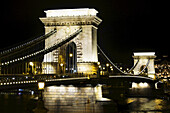 Bögen der Szechenyi Kettenbrücke bei Nacht beleuchtet, Budapest, Ungarn