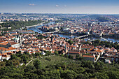 Panoramablick auf die Stadt Prag mit der Moldau, Tschechische Republik