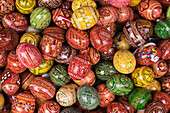 Nahaufnahme von mehrfarbigen, dekorativen Eiern, die zum Verkauf angeboten werden, Prag, Tschechische Republik