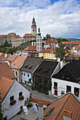 Übersicht über die Dächer mit dem Schloss Cesky Krumlov, Cesky Krumlov, Tschechische Republik.