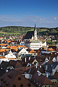 Überblick über die Stadt und die Dächer mit der St.-Veits-Kirche, Cesky Krumlov, Tschechische Republik.