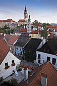 Übersicht über die Stadt und die Dächer mit dem Turm der St. Jost Kirche und dem Turm des Schlosses Cesky Krumlov im Hintergrund, Cesky Krumlov, Tschechische Republik.