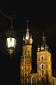 Kirche der Heiligen Jungfrau Maria bei Nacht, Hauptmarkt, Krakau, Polen