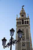 Straßenlaterne und La Giralda an der Kathedrale von Sevilla, Sevilla, Andalusien, Spanien