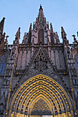 Kathedrale von Barcelona in der Abenddämmerung in Barcelona, Spanien