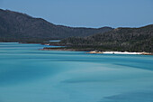 Türkisfarbenes Wasser des Korallenmeers bei den Whitsunday Islands in Queensland, Australien