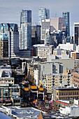 Überblick über das Stadtzentrum mit dem Millennium Gate in Chinatown während der chinesischen Neujahrsparade in Vancouver, British Columbia, Kanada
