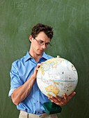 Lehrer schaut auf Globus