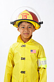 Junge als Feuerwehrmann gekleidet