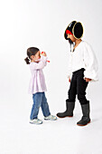Mädchen mit Junge als Pirat verkleidet