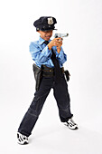 Junge als Polizeibeamter verkleidet
