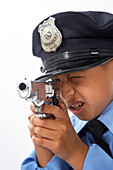 Junge als Polizeibeamter gekleidet