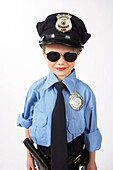 Mädchen als Polizist gekleidet