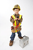 Junge als Bauarbeiter verkleidet
