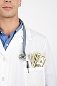 Geld in der Tasche des Arztes verstaut