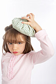 Mädchen hält einen Eisbeutel auf dem Kopf