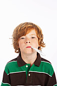 Junge mit einem Thermometer im Mund