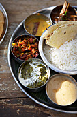 Thali, Kadai Bhindi, Gemischtes Gemüsecurry, Sambhar, Saag Paneer, Payasam und Chapati