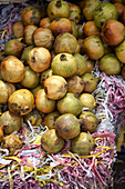 Frische Granatäpfel auf dem Markt, Bangalore, Karnataka, Indien