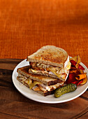 Truthahn-Ruben-Sandwich mit Gurke und Gemüsechips