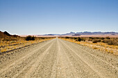 Schotterstraße durch die Wüste, Namibia