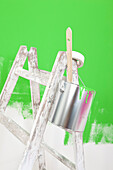 Farbeimer und Leiter im grünen Zimmer