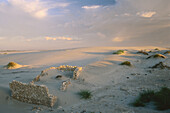 Ruinen eines Steinhauses in den Dünen, Boulderbaai, West Coast Nat. Pk., Nordkap, Südafrika