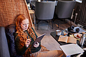 Junge Frau beim Lernen in einem Cafe