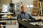 Junge Frau bei der Arbeit in einer Fabrik