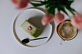 Blick von oben auf Kuchen und Kaffeetasse