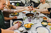 Gruppe von Freunden isst mexikanisches Essen zu Hause