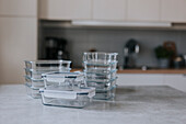 Glasbehälter auf Küchenarbeitsplatte