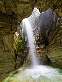 Langzeitbelichtung eines Wasserfalls in einer Höhle