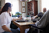 Älteres Paar sitzt zu Hause am Esstisch