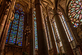 Basilika Saint-Nazaire, das Innere mit Buntglasfenstern und einer Fensterrose.