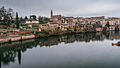 Blick auf Albi, die Stadt und die historischen Gebäude vom Fluss Tarn aus, die Pont Vieux und eine Insel im Bach.