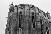 Die Kathedrale St. Cäcilia, eine Kathedrale der französischen Gotik aus dem 13. Jahrhundert, Blick von unten auf die hohen Türme.