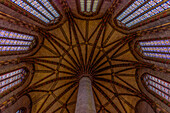 Die Jakobinerkirche, eine Kirche aus dem 13. Jahrhundert, Innenraum, Buntglasfenster und Blick an die Decke, die Palmenmuster des Daches.