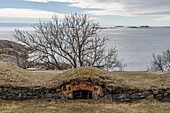 Die Inselfestung von Suomenlinna, der Blick aufs Meer und eine Kette kleiner Inseln, sowie eine Steinmauer und unterirdische Bunker.
