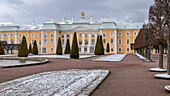 Der Sommerpalast Peterhof, ein historischer Palast aus dem 18. Jahrhundert, der von Peter dem Großen in Auftrag gegeben wurde, die Gärten im Winter mit leichtem Schnee.