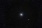 Dies ist Messier 3, der Kugelsternhaufen in Canes Venatici, einer der hellsten Kugelsternhaufen am Nordhimmel. Er wurde 1764 von Charles Messier entdeckt, aber erst 1784 von William Herschel in Sterne aufgelöst. Die kleine Galaxie oberhalb des orangenen Sterns ist NGC 5263 mit 14 Größenklassen.